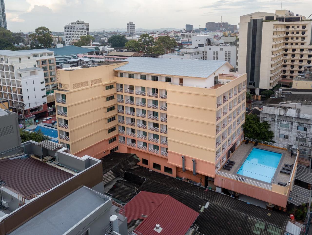 Eastiny Plaza Hotel Pattaya Bagian luar foto